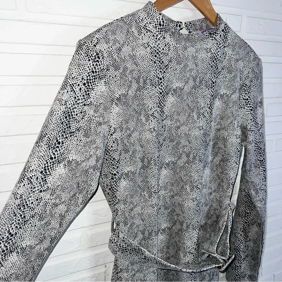Madrag Vintage Black Cream Snake Skin Open Back Long Sleeve Dress, Size Medium - Picture 7 of 8
